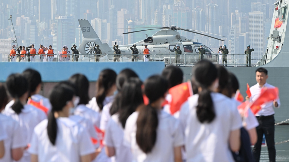 海軍山東艦航母編隊結束訪問離開香港 逾3萬港人登艦參觀
