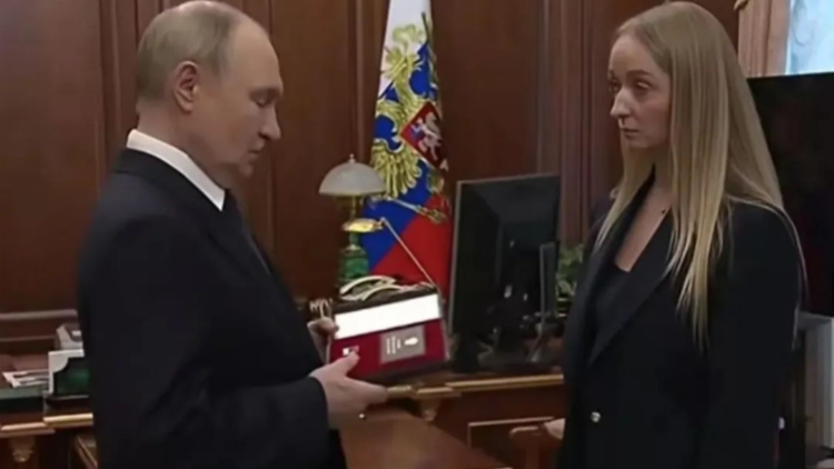 俄總統普京向海軍副司令遺孀頒發追授勳章