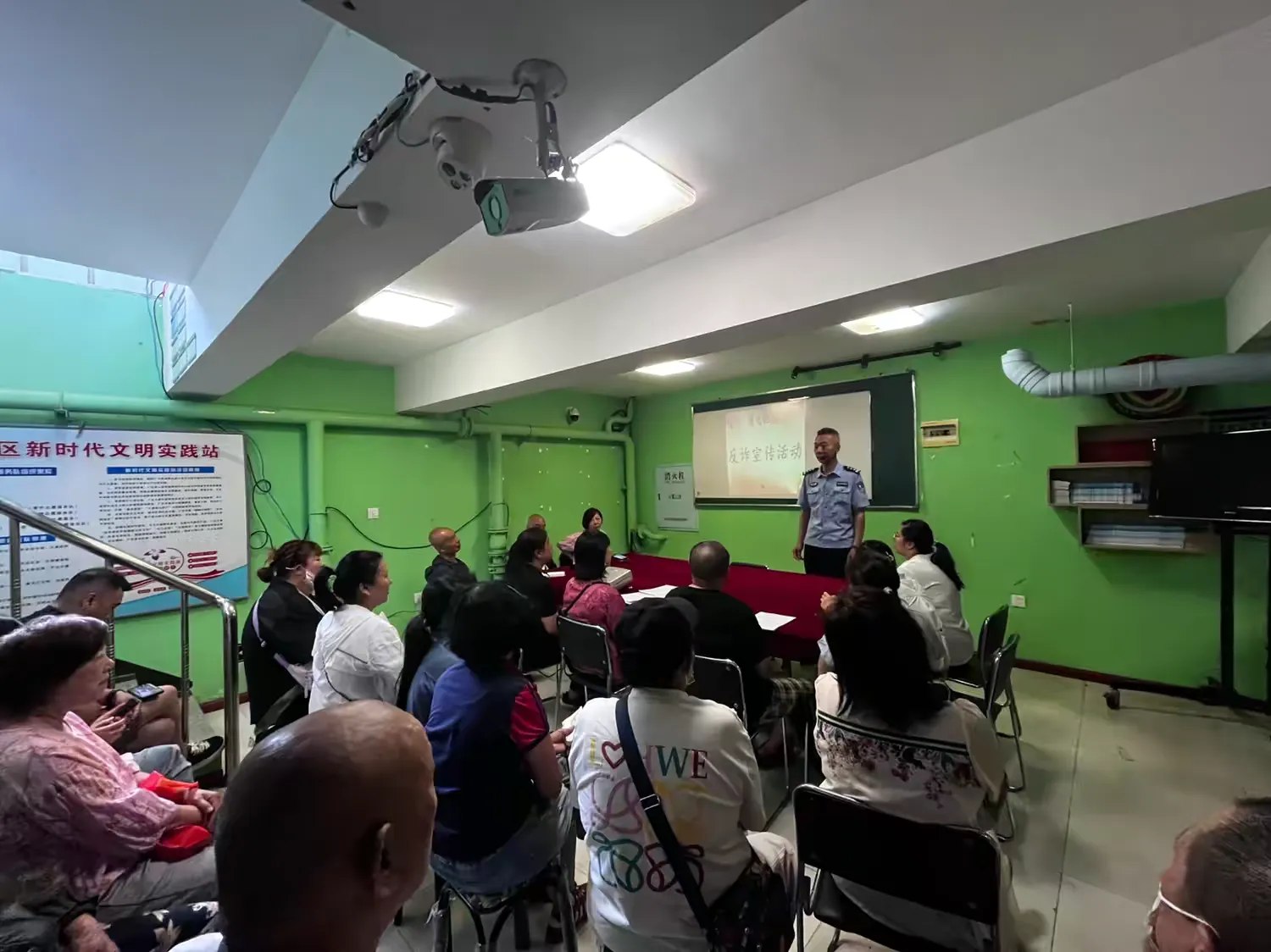 哈市香坊區通天社區開展反詐宣傳活動 警民同心共築社區安全線