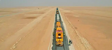 中企承建的非洲首條沙漠重載鐵路優先段軌道鋪通 