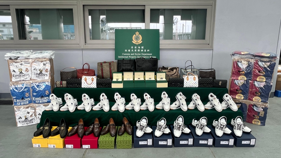 海關港珠澳大橋香港口岸檢值170萬元冒牌貨物 拘捕貨車司機