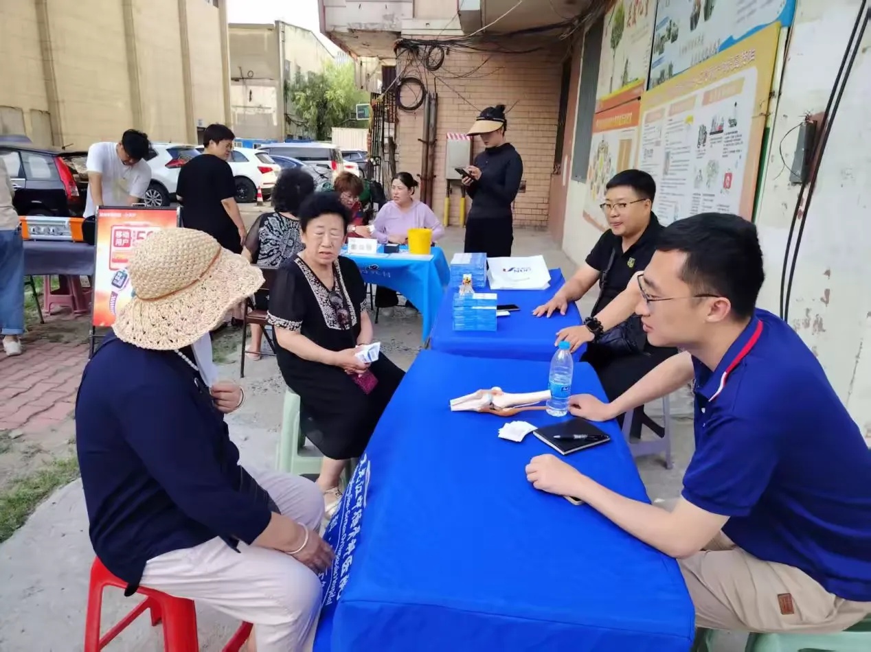哈市香坊區新成街道：盛夏愛心義診進社區 家門口送上健康「涼」方