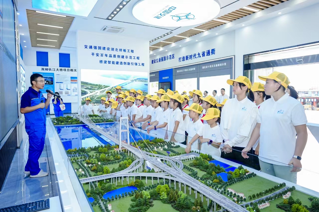 全國留守兒童關愛活動走進武漢雙柳長江大橋項目工地