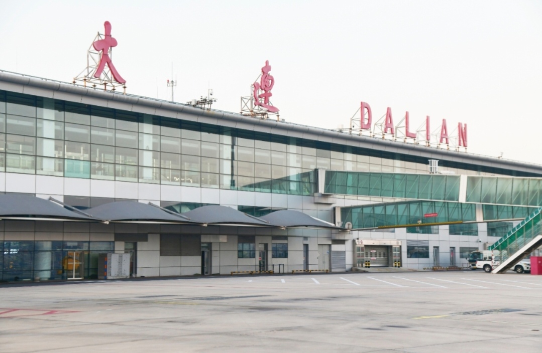 大連機場迎來暑運首個高峰 單日旅客吞吐量突破7萬人次