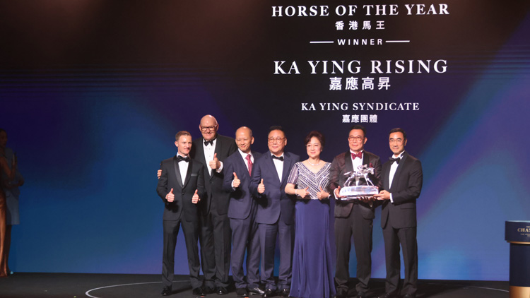 力壓「遨遊氣泡」「浪漫勇士」 「嘉應高昇」榮膺香港馬王