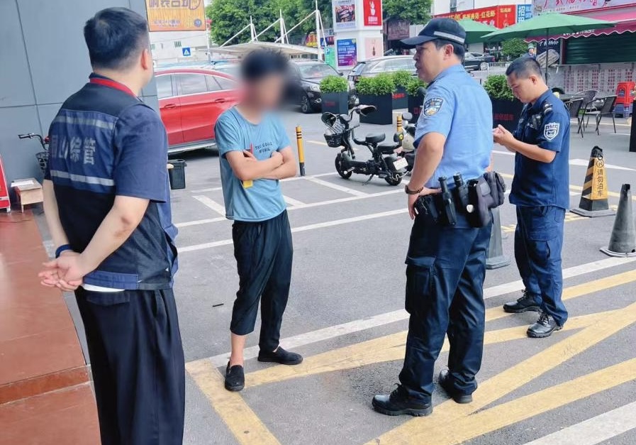 深圳園山：「酒蒙子」醉倒街邊社區網格員及時發現救助