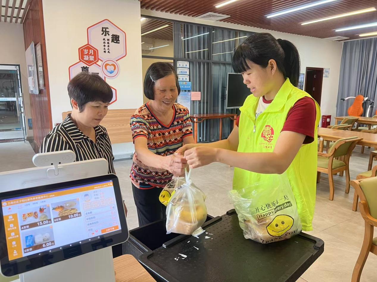 深圳平湖數字化長者食堂無感操作讓老人暖「胃」又暖「心」