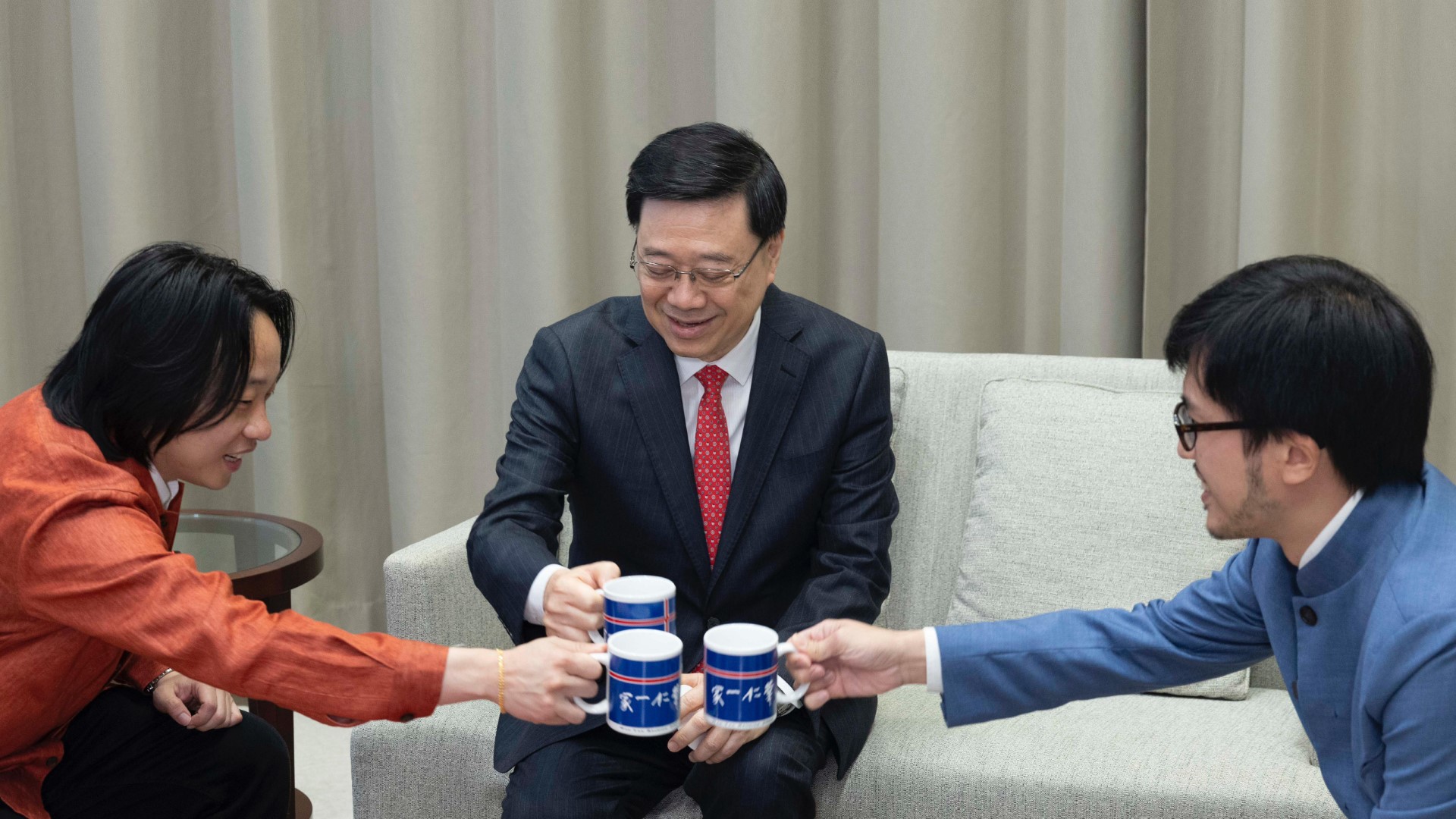 歐陽萬成紅館演出掀熱潮 與校友李家超暢談校園往事