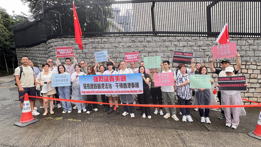 有片｜多批市民冒雨自發赴美領館 抗議美惡意抵毀香港國安法
