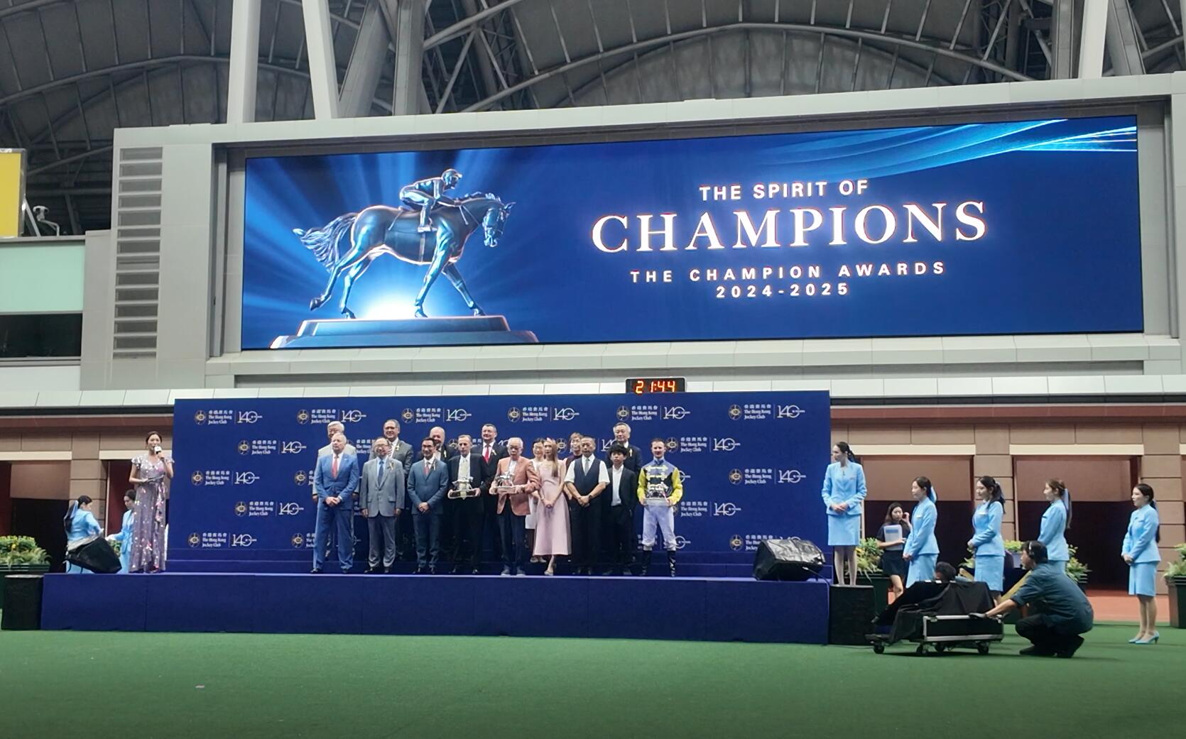 有片丨潘頓四喜臨門榮膺最受歡迎騎師 浪漫勇士當選最受歡迎馬匹