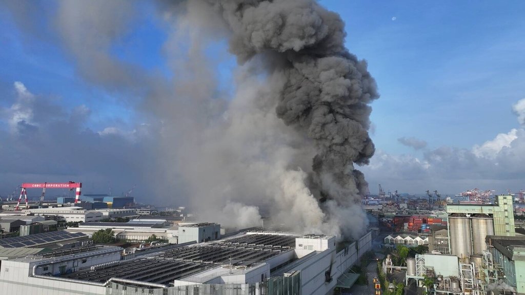 全台首座超級電池工廠發生火警致15傷 現場濃煙滾滾