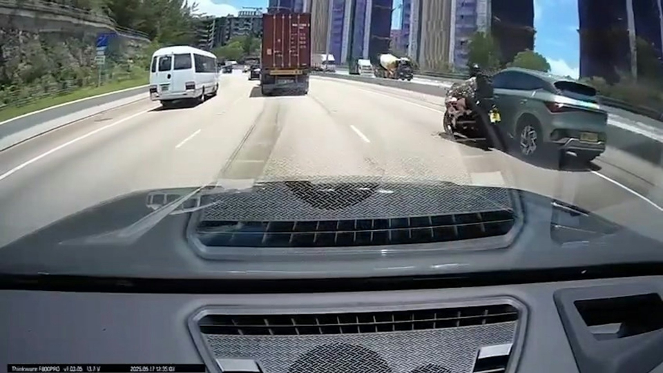 屯門公路私家車與電單車發生碰撞 警拘司機涉危險駕駛