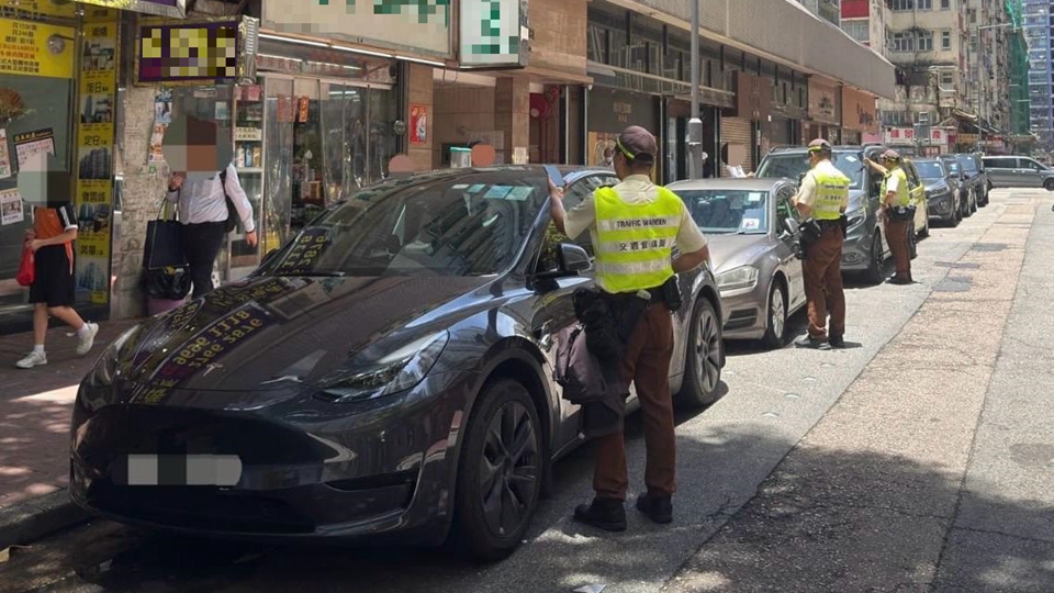 警方九龍城打擊交通違例 拘2男發逾1000張告票