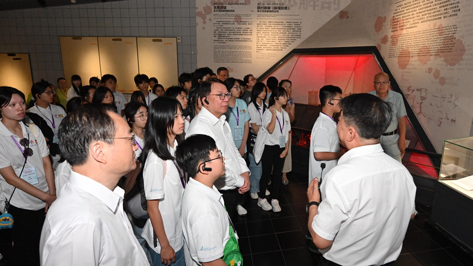 陳國基訪問黑龍江 與研學團學員參觀侵華日軍第七三一部隊罪証陳列館