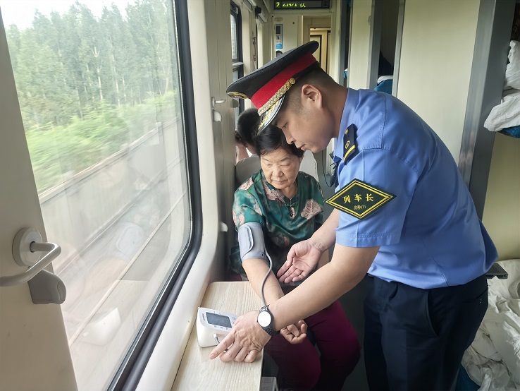 七旬老人列車中暑昏迷 乘務人員緊急施救暖人心