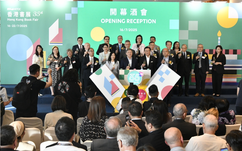 卓永興與馬時亨主持香港書展開幕酒會 籲市民一家大小齊來享受開卷樂趣