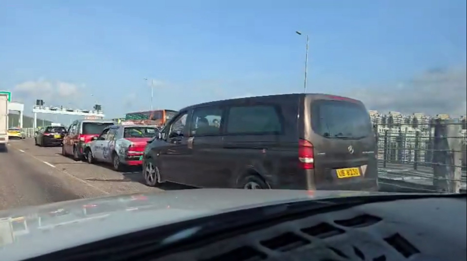 有片｜青馬大橋16分鐘發生2起連環車禍 涉及8輛車