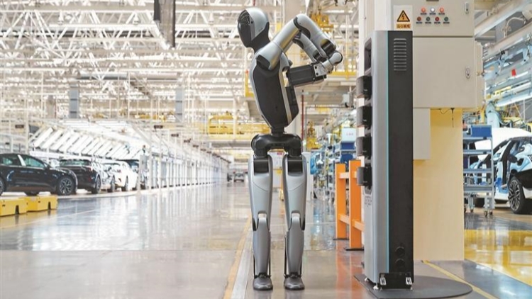 「深圳造」機器人三分鐘內實現自主換電