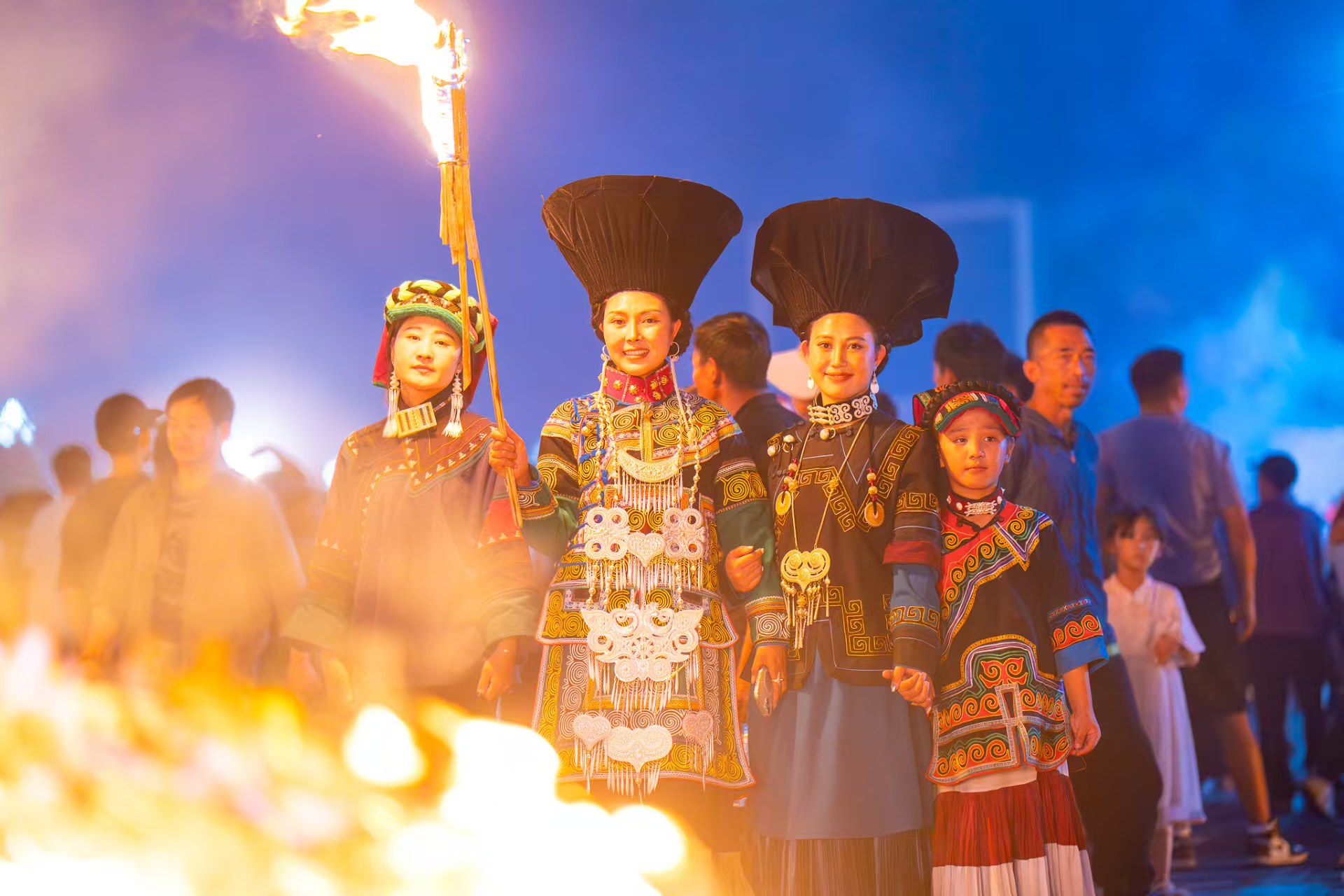 大狂歡、太震撼！萬人火把點亮寧蒗夜空…