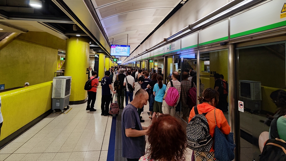 天文台改發8號風球 東鐵線等露天段料黃昏較後時間逐步恢復行車