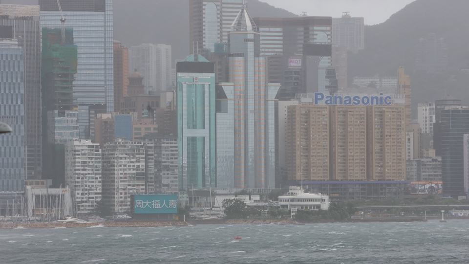 天文台：晚上7時40分改發三號強風信號