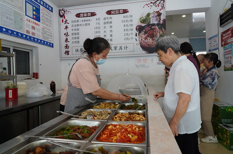皖屯溪區：社區暖「夕陽」 食堂飯菜香