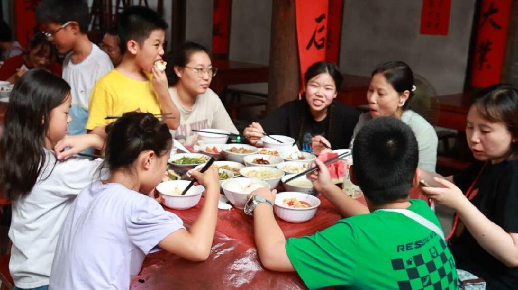 皖歙縣：魚燈流光體驗非遺祠堂村宴尋味鄉愁