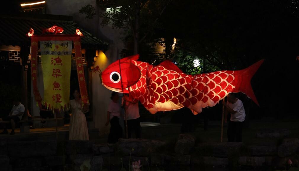 皖歙縣漁梁古鎮：人潮歡躍共燈游