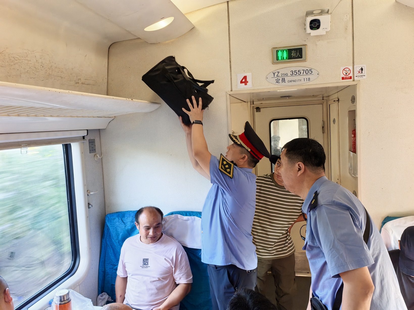 旅途有愛不孤單 K668次列車工作人員溫情守護盲人旅客千里行