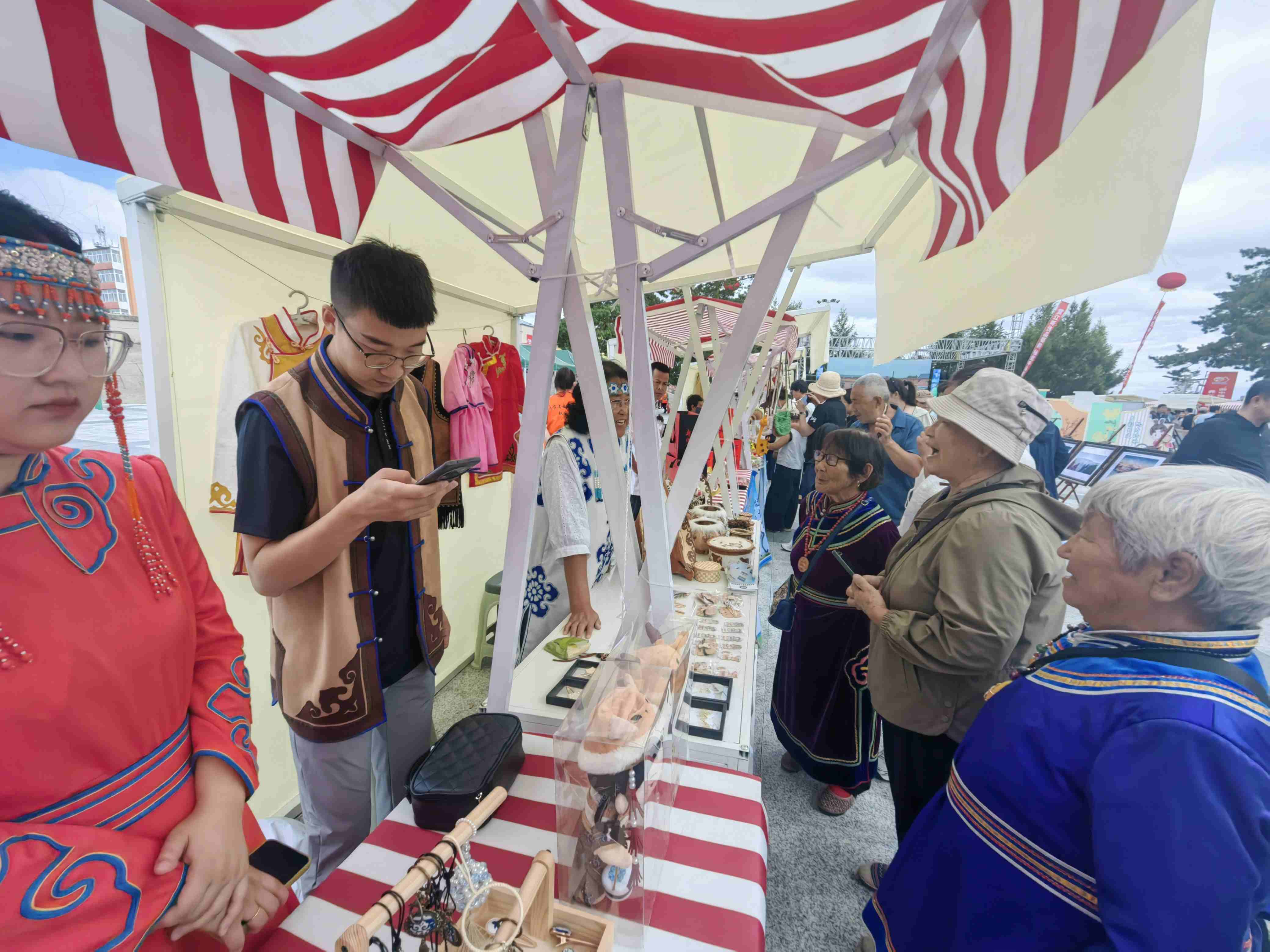 有片｜從獵槍到繡針：鄂倫春文創潮品點亮北疆文化大集