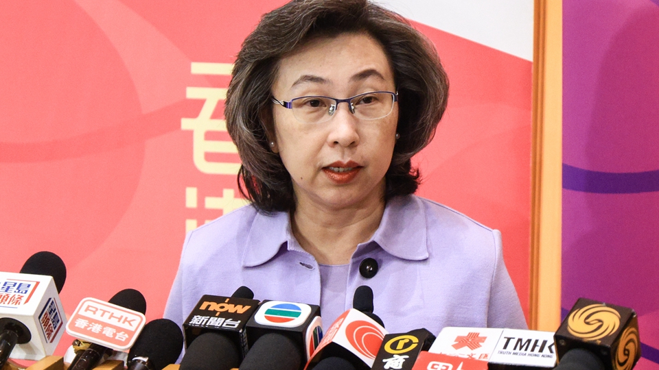 楊何蓓茵與政務職系暑期實習生見面交流 冀以自身所長服務市民