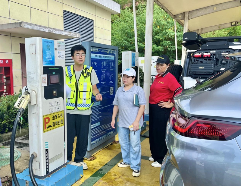 湖南高速湘鄉東服務區開展充電樁與電動車火災應急處置演練