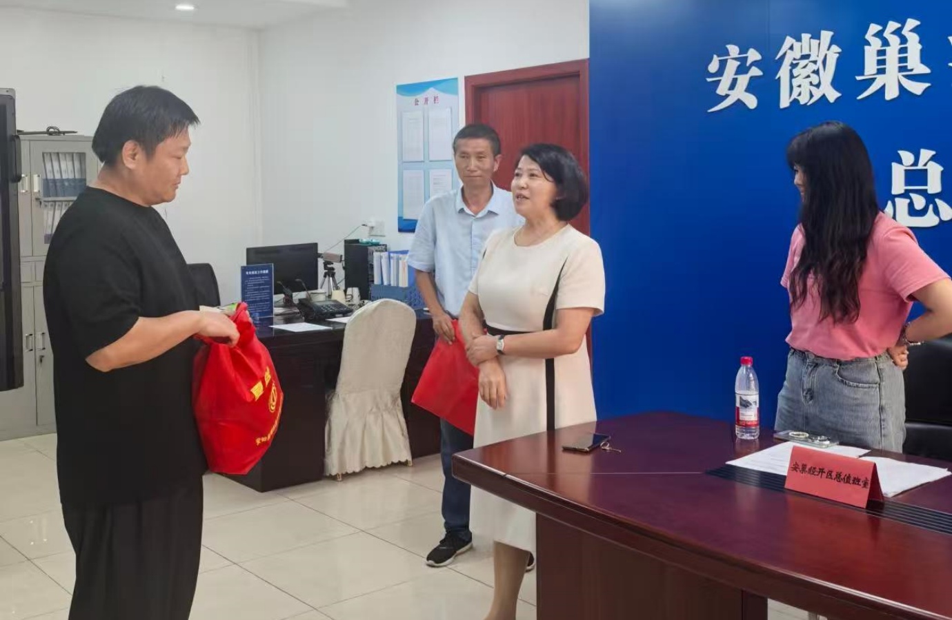 安巢經開區開展「夏送清涼」活動 情系一線暖人心