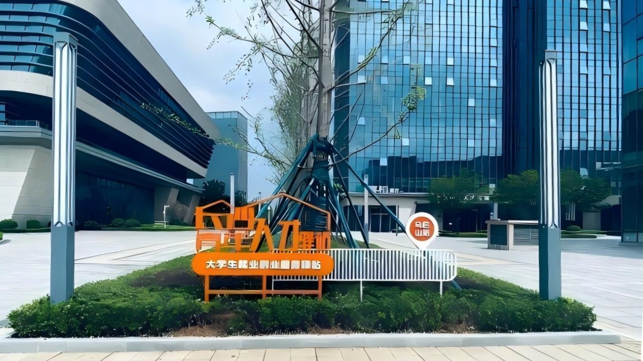 長沙：俯身托舉「雙肩包」的夢想