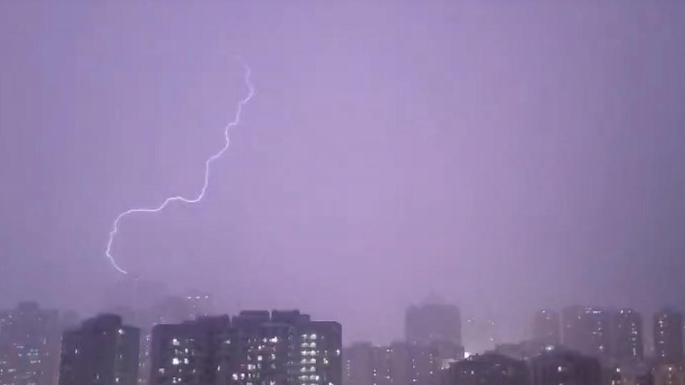 天文台發紅色暴雨警告信號 預料本港可能受冰雹影響