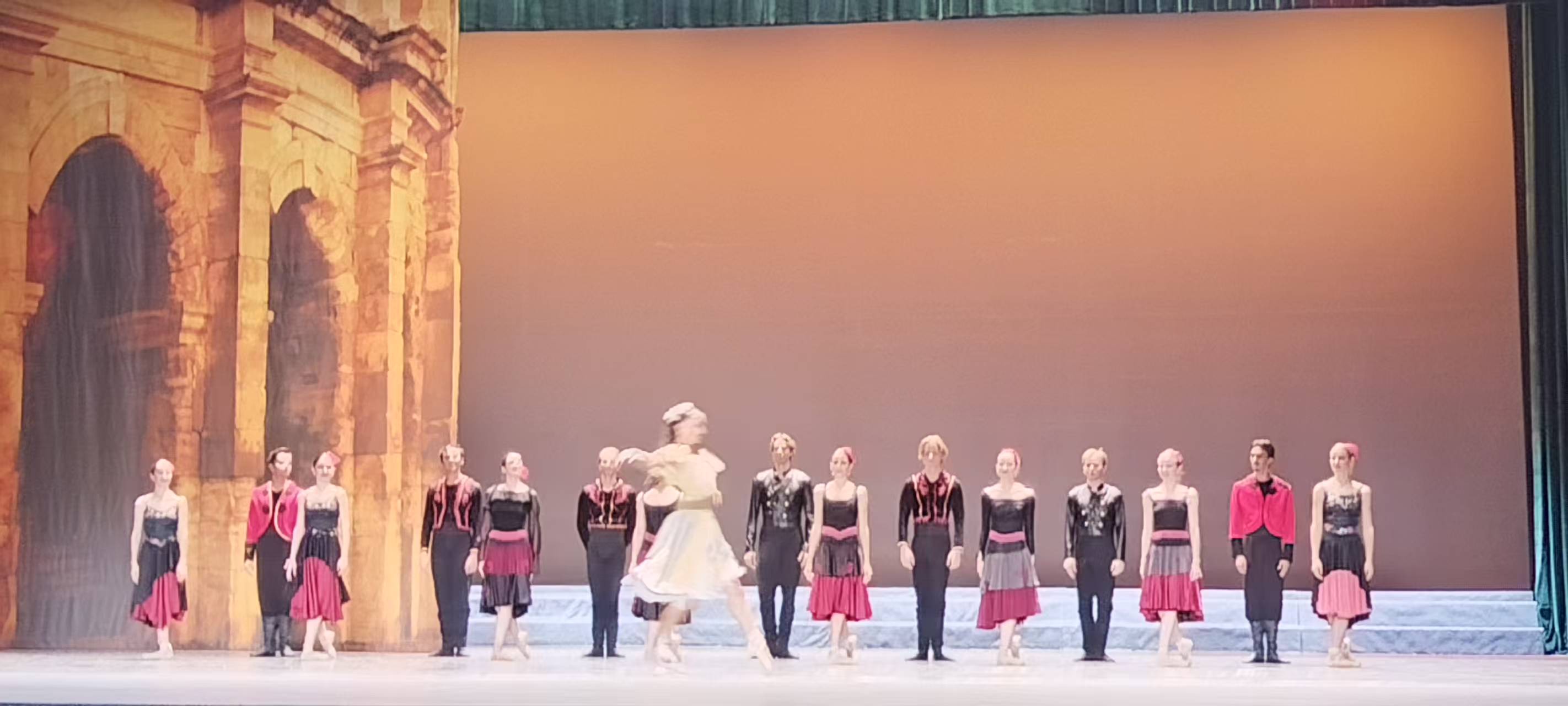 足尖綻放藝術之花 意大利《卡門》燃情新疆人民劇院