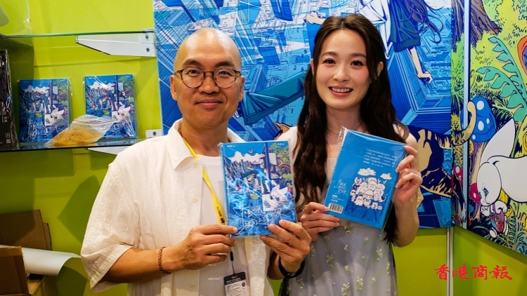 有片丨 《失敗的我被放上了置物架》動漫節首天熱賣600本 曹志豪蔡潔開發周邊產品 盼吸引更多讀者