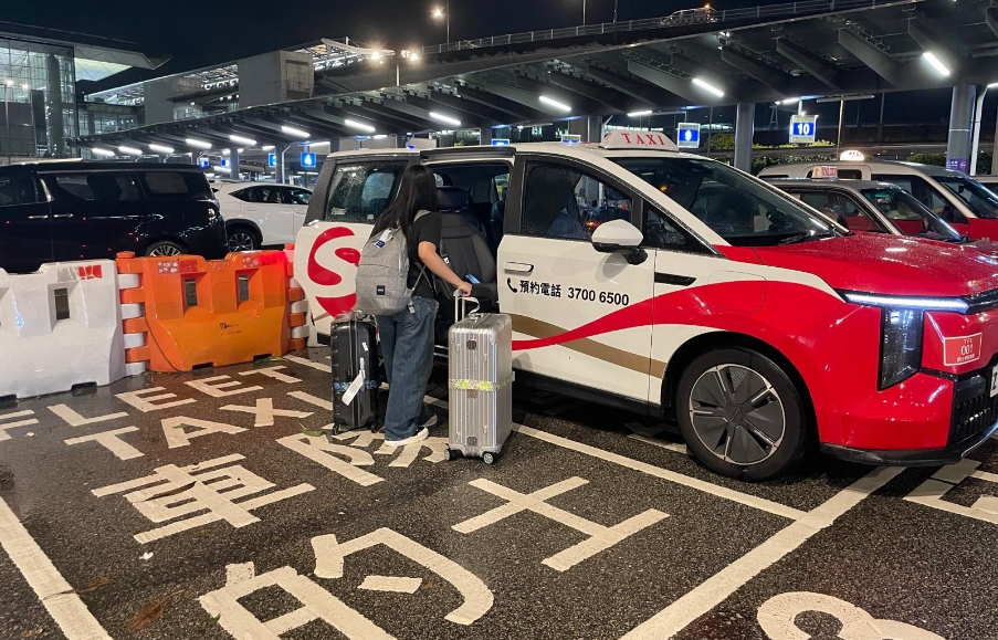 運輸署發出4個正式的士車隊牌照 乘客可透過手機APP預約行程
