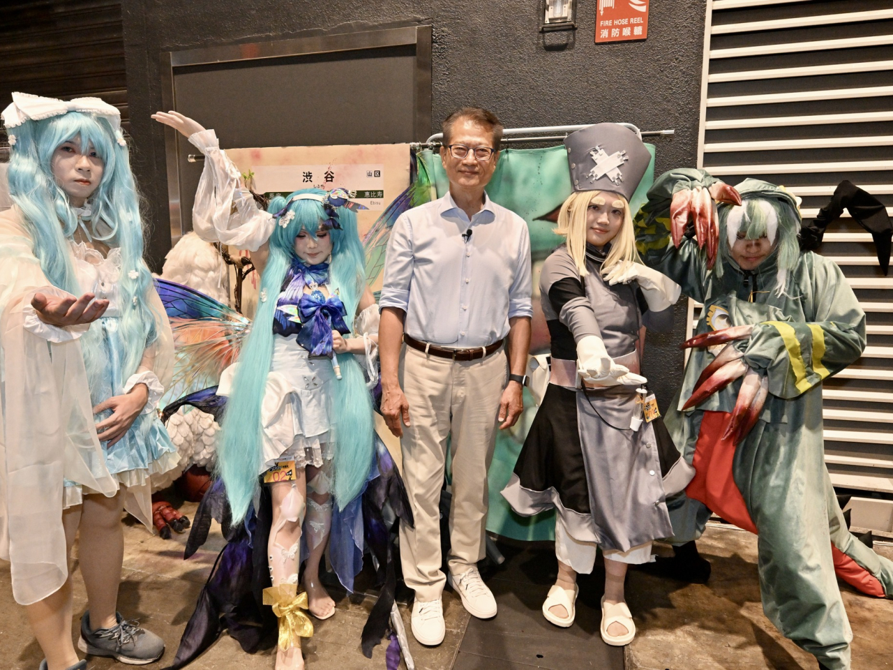 有人Cosplay陳茂波？財爺現身動漫電玩節與Coser拍照打卡