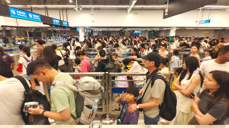 皇崗邊檢站全天共查驗出入境人員30.8萬人次 創復關以來新高