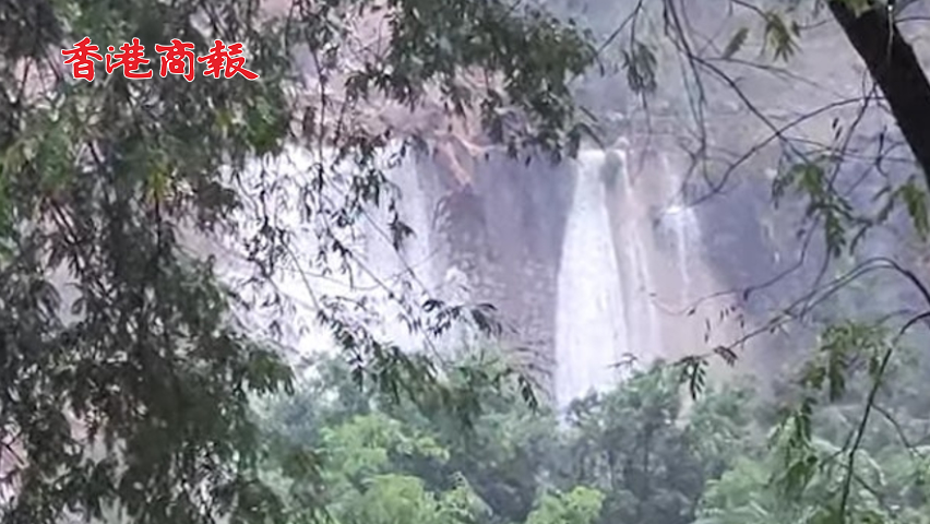 有片丨香港黑色暴雨警告生效 筲箕灣耀興道現「瀑布群」