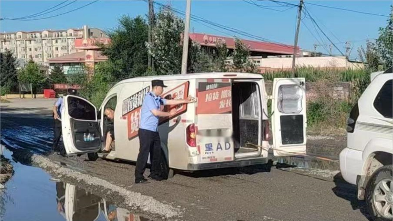 鄉間路上的守護身影：冰城警方解民憂