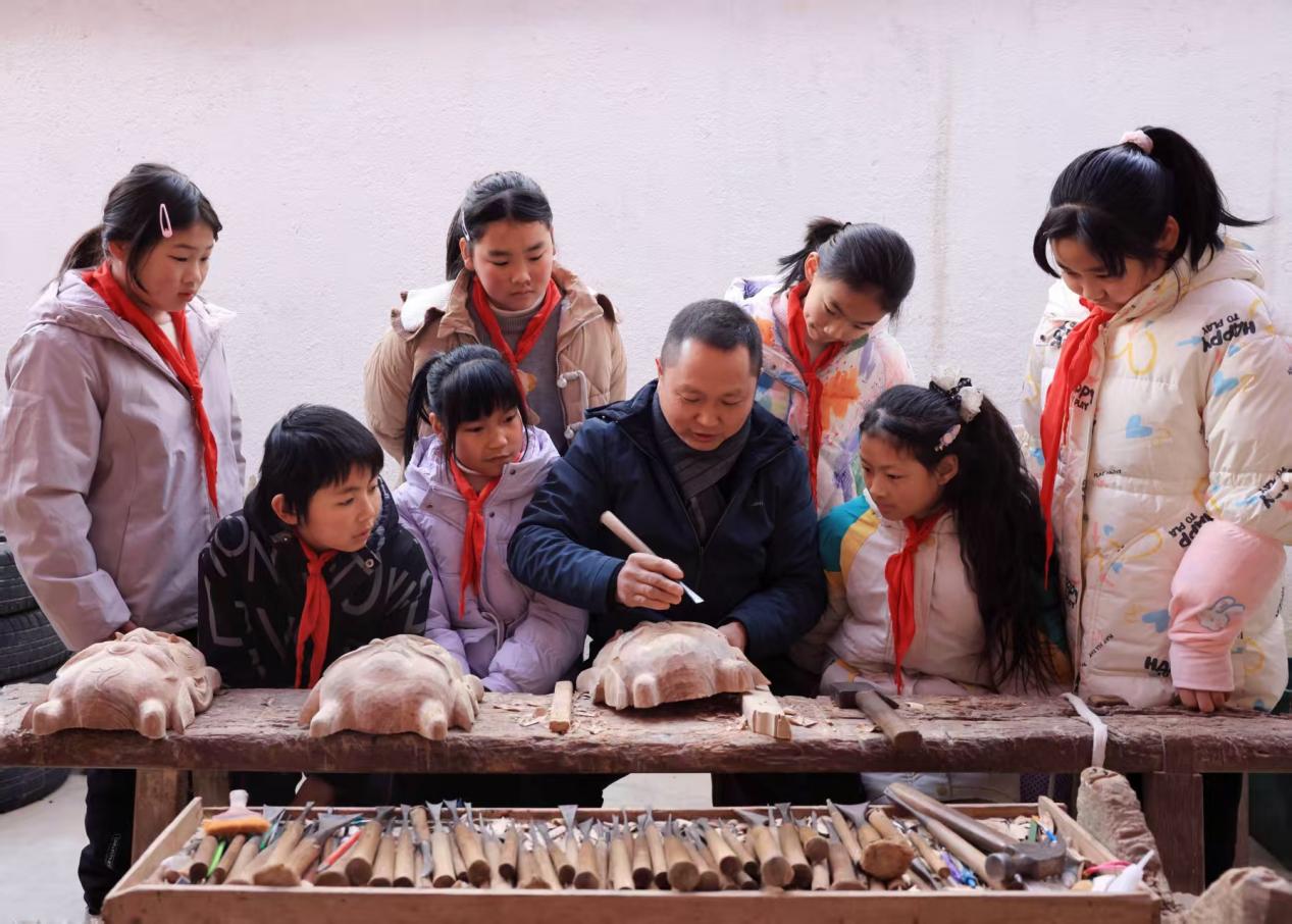 謝潤華：匠心守藝三十載 徽州雕刻煥新生