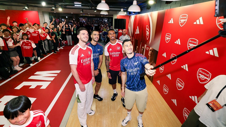 阿仙奴球星出席見面會活動 與球迷互動顯親民