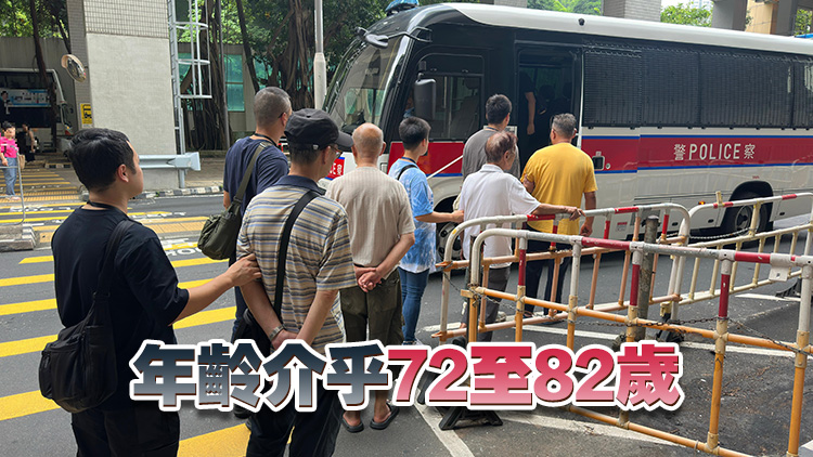 警方梨木樹邨打擊街頭賭博 拘捕4名男子