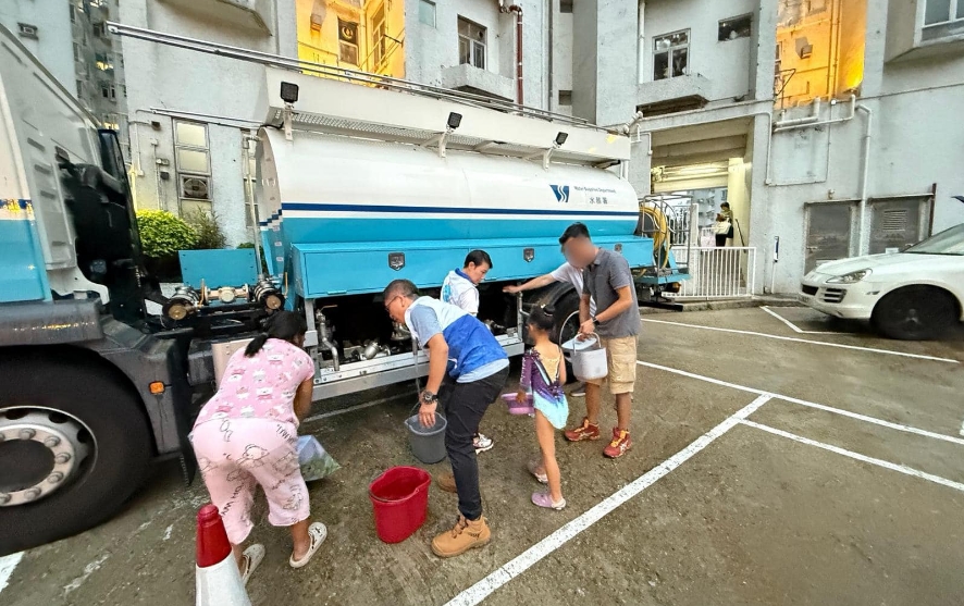 屯門青山公路黑雨後爆水管 區議員及關愛隊全力支援居民