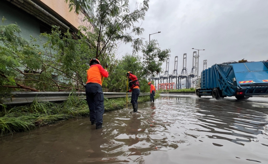 民安隊水災救援隊黑雨各區巡邏 處理積水疏通道路