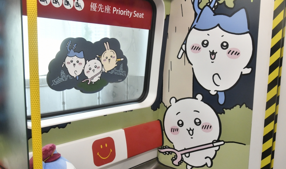 多圖丨「CHIIKAWA DAYS」主題屯馬線列車3日行駛 市民爭相「打卡」