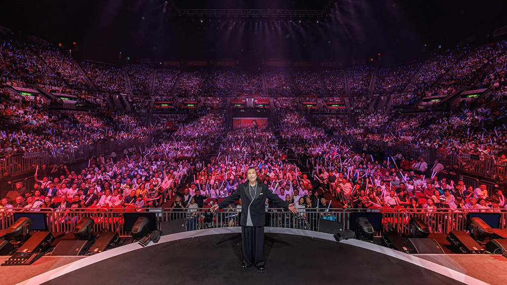 有片｜【娛樂】72歲夏韶聲「眼濕濕」答謝觀眾支持 紅館全場觀眾大合照留念