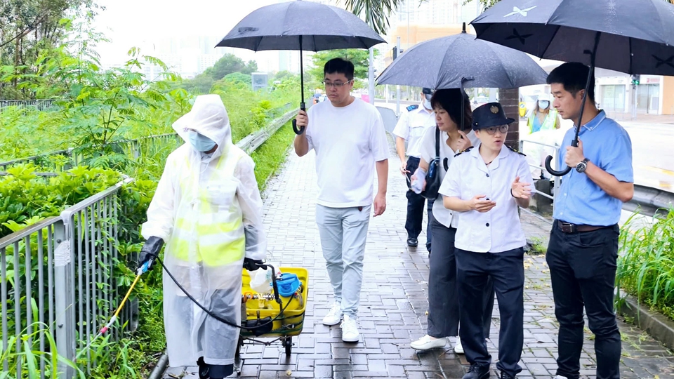 立法會議員顏汶羽與食環署到安達邨滅蚊 冀做好防蚊控蚊工作